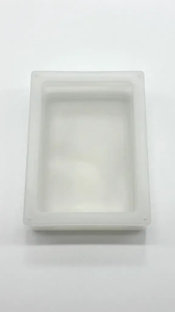 Single silicone mold filled with transparent resin