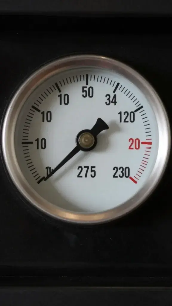 Single oven thermometer showing 275 degrees Fahrenheit